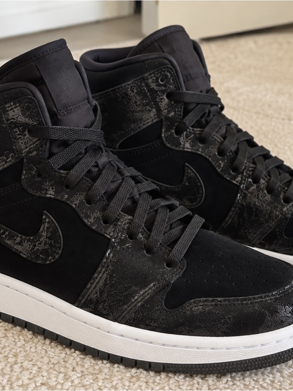 Air Jordan 1 Retro High Heiress Black Suede 2017 7.5Y